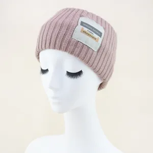 Rosa Strick Mütze Detail Ansicht mit inspirierendem Text Etikett für warme Winter Tage und Mode.