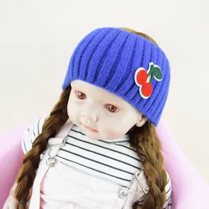 Fascia in maglia blu con grazioso toppa di ciliegia, accessorio per capelli caldo invernale.
