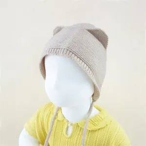 Schattige baby gebreide muts met berenoren en bandjes, zachte winter warme peuter muts.