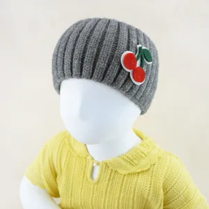 Berretto invernale in maglia a coste grigia con toppa ciliegia rossa, copricapo caldo per bambini.