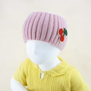 Fascia in maglia rosa con grazioso cerotto di ciliegia, scaldino per orecchie caldo.