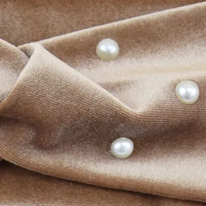Nahaufnahme der weichen Samt-Haarband-Textur, verziert mit eleganten künstlichen Perlen.