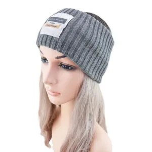 Graues Strick Stirnband mit modischem Label, warmer Ohrenschützer für kalte Tage und Damen.