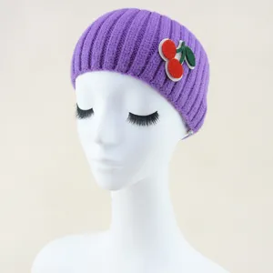 Fascia per capelli in maglia viola dettaglio ciliegia, morbida costina per scaldare le orecchie.