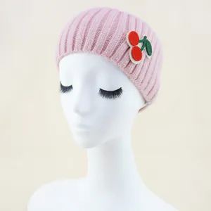 Fascia in maglia rosa con dettaglio ciliegia, morbido accessorio per capelli da donna.