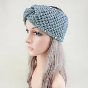 Detailansicht eines grauen Strick-Haarbandes mit Strass, warmes Stirnband für den Winter.