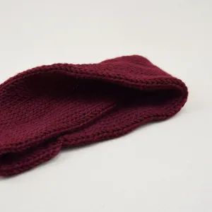 Burgunderrotes Strick-Stirnband Detail, weiche Textur für warme Ohren und Yoga Accessoire.
