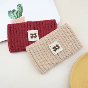 Fascia per capelli in maglia larga a righe con etichetta ricamata 33 molto carina.