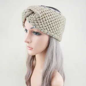 Detailansicht des eleganten gestrickten Strass-Knoten-Haarbandes, warmer Ohrenwärmer.