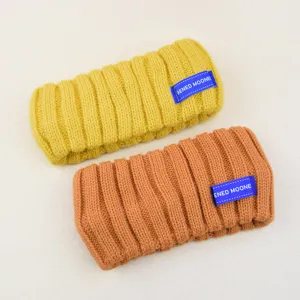 Gebreide geribbelde haarband detail, zachte hoofdband voor yoga en gezichtsreiniging.