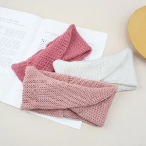Nahaufnahme von gestrickten Twist-Stinbändern, zeigt weiche warme Stoffstruktur.
