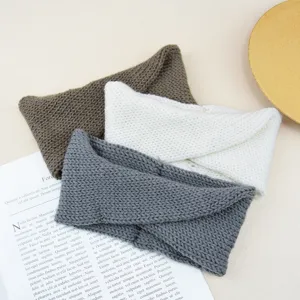 Gestricktes Twist Stirnband Detailansicht, weiches warmes Haarband fuer Damen und Yoga.