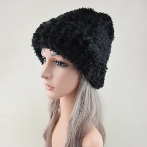 Μαύρο φουσκωτό χνουδωτό χειμωνιάτικο καπέλο γυναικείο, ζεστό και παχύ από συνθετική γούνα.