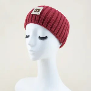 Dettaglio fascia in maglia rossa, fascia a coste con 33 ricamo, accessorio invernale comodo.
