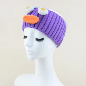 Nahaufnahme des violetten Strickstirnbandes mit lustigen großen Augen und süßem Entenschnabel.