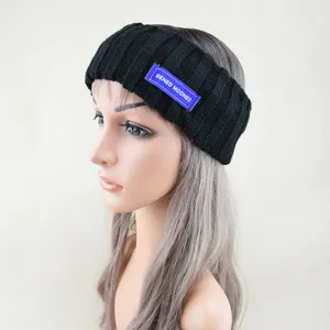 Zwarte gebreide haarband met blauw label, geribbeld design, comfortabele orenwarmer voor de winter.