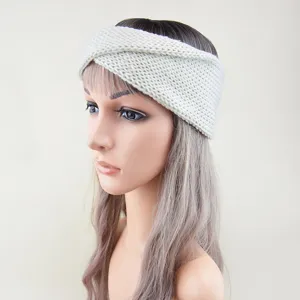 Weißes gestricktes Stirnband Detail, gemütliches Winter-Ohrenwärmer Haaraccessoire für Damen.