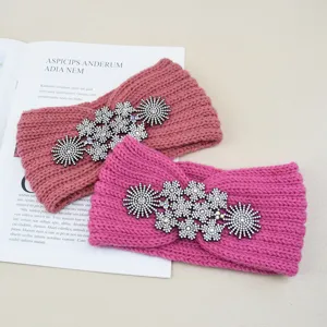 Cerchietto in maglia con strass da donna, elegante accessorio per capelli invernale caldo.