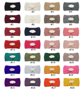Vue détaillée du bandeau tricoté en perles, accessoire de cheveux chaud et doux.