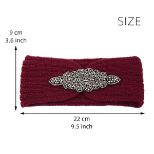 Vista dettagliata della fascia in maglia bordeaux con centro in strass argentati e misure.