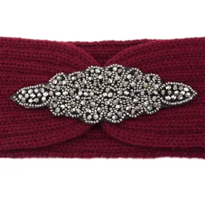 Primo piano dettagliato della fascia per capelli lavorata a maglia con perle e strass.