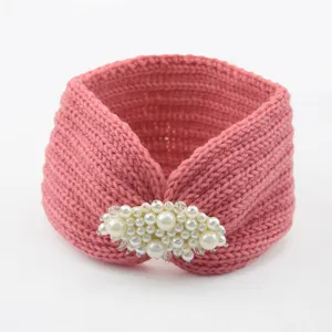 Vue détaillée du bandeau tricoté rose avec de superbes ornements de perles et de cristaux.
