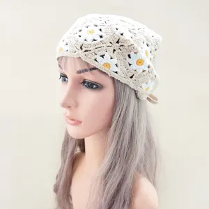 Beige gehaakte madeliefje driehoek hoofddoek retro gebreide haarband voor vrouwen zomer.