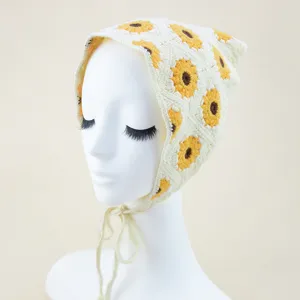 Gehaakte zonnebloem driehoekige hoofddoek detail, vintage madeliefje haarband voor zomer.