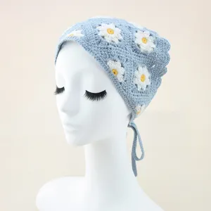 Blauwe gehaakte hoofddoek met bloemdetail, handgemaakt madeliefje haaraccessoire voor zomer.