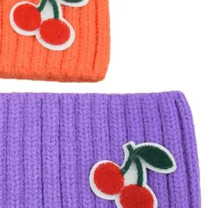 Set fascia in maglia a coste patch ciliegia peluche, accessorio capelli caldo inverno.