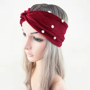 Nahaufnahme des roten Samt-Haarbandes mit Perlen-Akzenten, elegantes Haaraccessoire-Design.