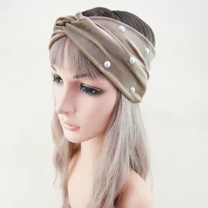 Detailansicht des khakifarbenen Samthaarbands mit Twist-Knoten und weißen Perlen.