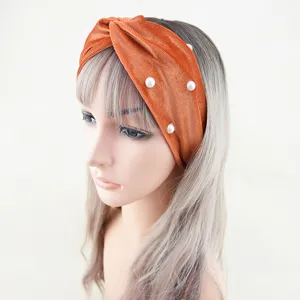 Orangenes Samtstirnband mit Perlen, elegantes Kreuzdesign, bequemes Haarschmuck für Damen.