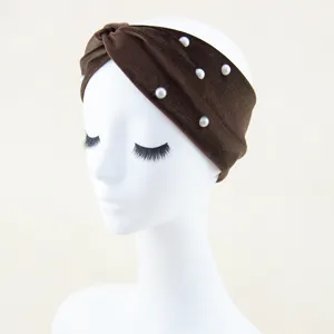 Dunkelbraunes Samt Perlen Stirnband Detail zeigt elegantes Knoten Design und Kunstperlen.