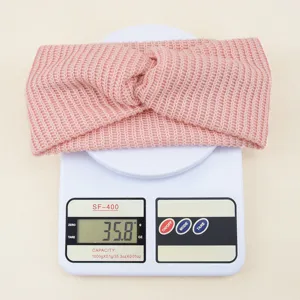 Diadema cruzada de punto rosa vista detallada, cinta elástica suave para deporte y uso diario.