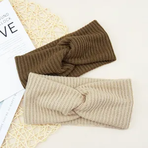 Primer plano de diademas de punto suave en marrón y beige, elásticas y cómodas para uso diario.