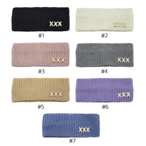 Vista dettagliata di fasce per capelli in maglia con strass per donna in vari colori.
