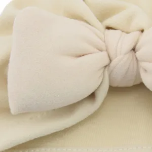 Nahaufnahme der sehr weichen Baby Turban Mütze mit großer dekorativer Schleife.