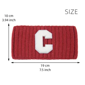Fascia per capelli in maglia larga con toppa lettera C, comodo accessorio invernale.