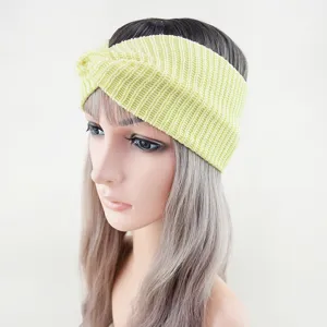 Detalle de diadema de punto, banda elastica ancha y suave, ideal para yoga y deporte.