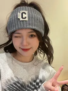 Vue détaillée du bandeau tricoté gris avec patch lettre C, idéal pour le quotidien et le maquillage.