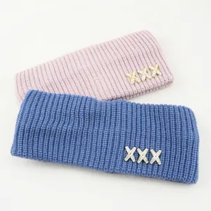 Dettaglio fascia per capelli in maglia stile coreano con decorazione in strass per lavarsi il viso.