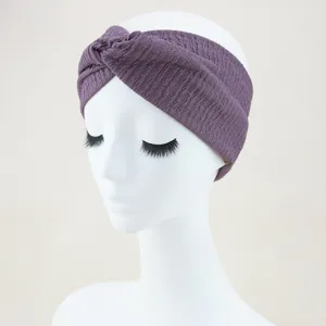 Detailed view of the purple textured twisted headband, perfect for sports and yoga.