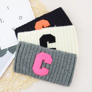 Fascia per capelli in maglia larga con toppa lettera C accessorio per capelli chic