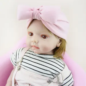 Detailansicht der Babymütze mit großer rosa Schleife, weicher Stoff, süße Kopfbedeckung