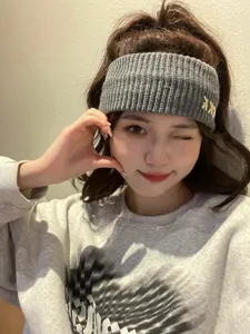Fascia in maglia grigia da donna, ampia fascia per capelli invernale con logo strass.
