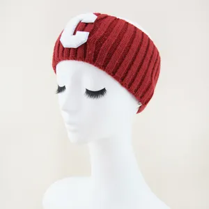 Fascia in maglia rossa con patch lettera C bianca, accessorio per capelli a costine.