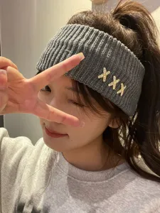 Fascia per capelli in maglia da donna grigia invernale larga con strass eleganti.