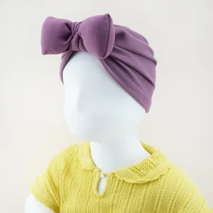 Detailansicht der lila Baby Turbanmuetze mit Knoten und niedlichem Schleifendetail.