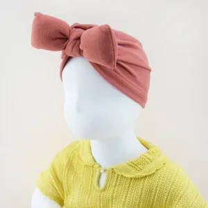 Kleinkind Knoten Turban Detail, weiches mauve Baby Kopftuch mit Schleife für Alltag.